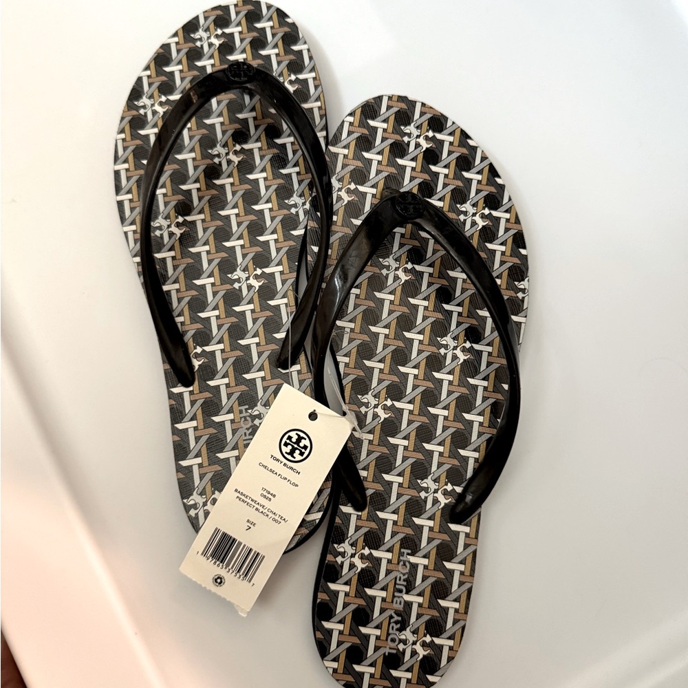 Tory Burch basketweave/ chai tea/ perfect black size 7 flip flop